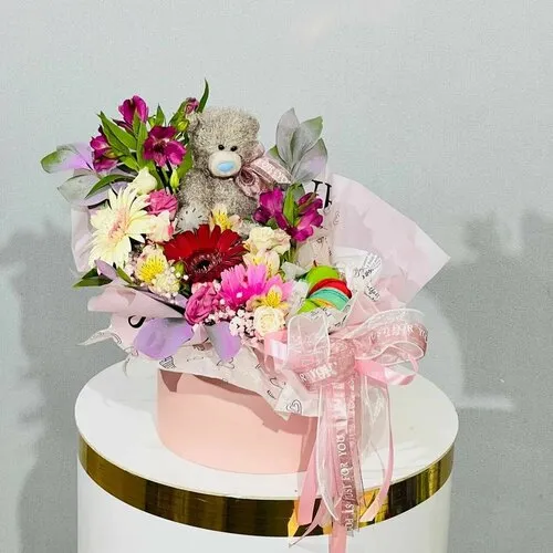 Цветы и сладости Dakota flora | Доставка цветов Москва | Цветочная композиция с пирожными в коробке